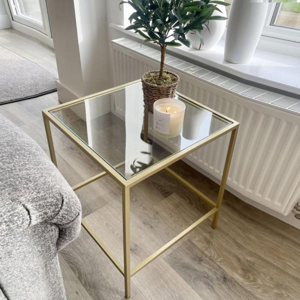 طاولة جانبية مربعة