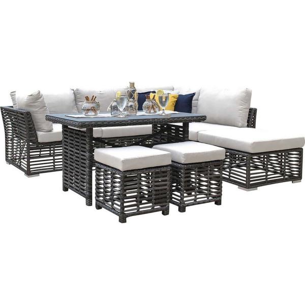 مصنوع من بلاستيك رتان بيور و قماش دك، و يتكون من كنبة و ترابيزة و 2 بوف.