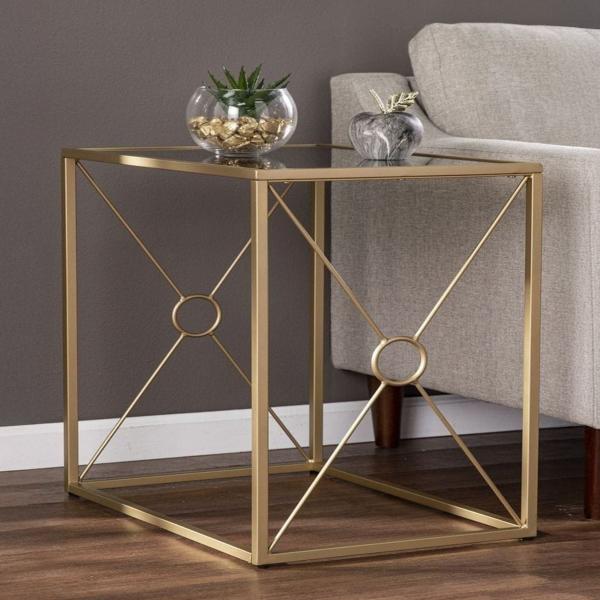 طاولة جانبية مربعة بهيكل معدني ذهبي زسطح زجاجي
