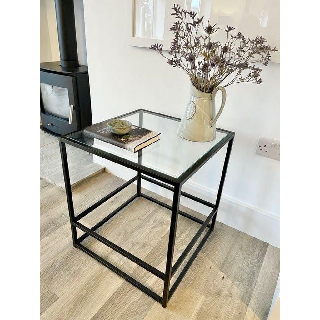 ترابيزة جانبيه حديد و زجاج أسود - 60 × 50 × 50 سم